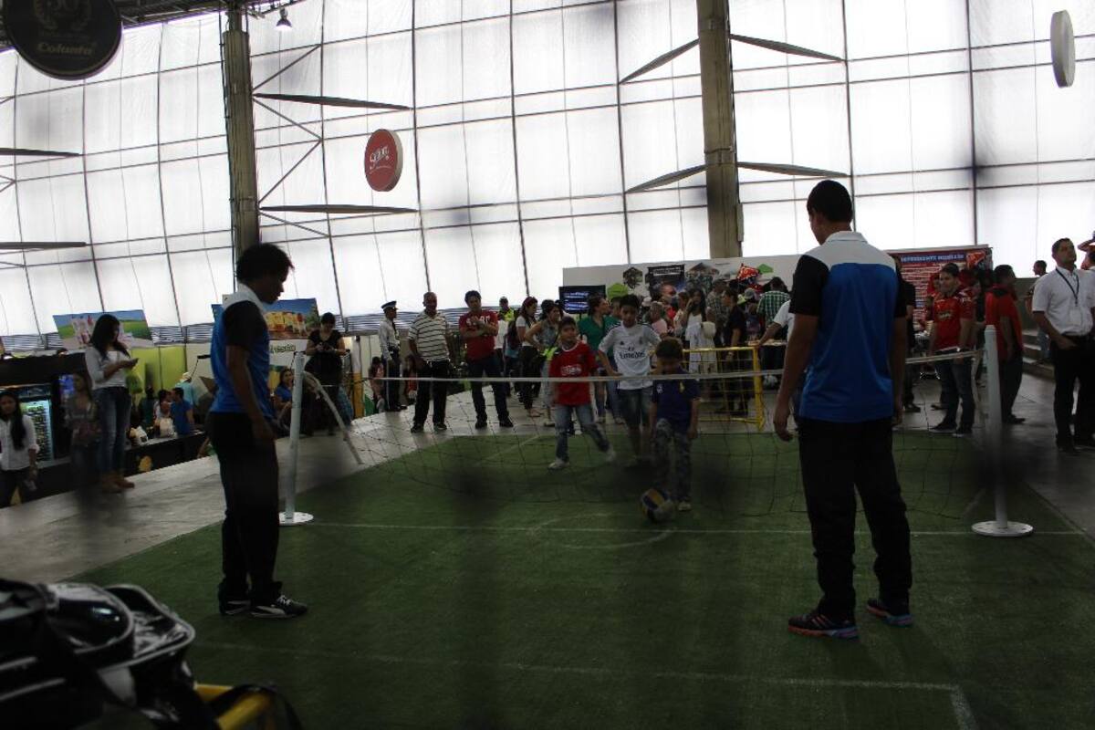 Cuerpo técnico y jugadores disfrutaron por igual de una mañana con fieles seguidores en Plaza Mayor Medellín.