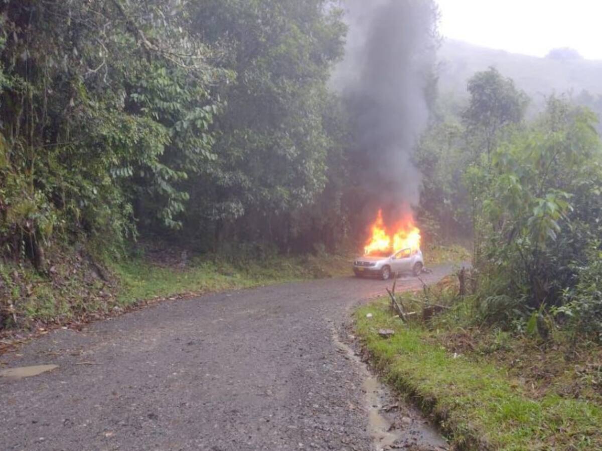 Incinerado un vehículo en la vía Balboa – Argelia, Cauca