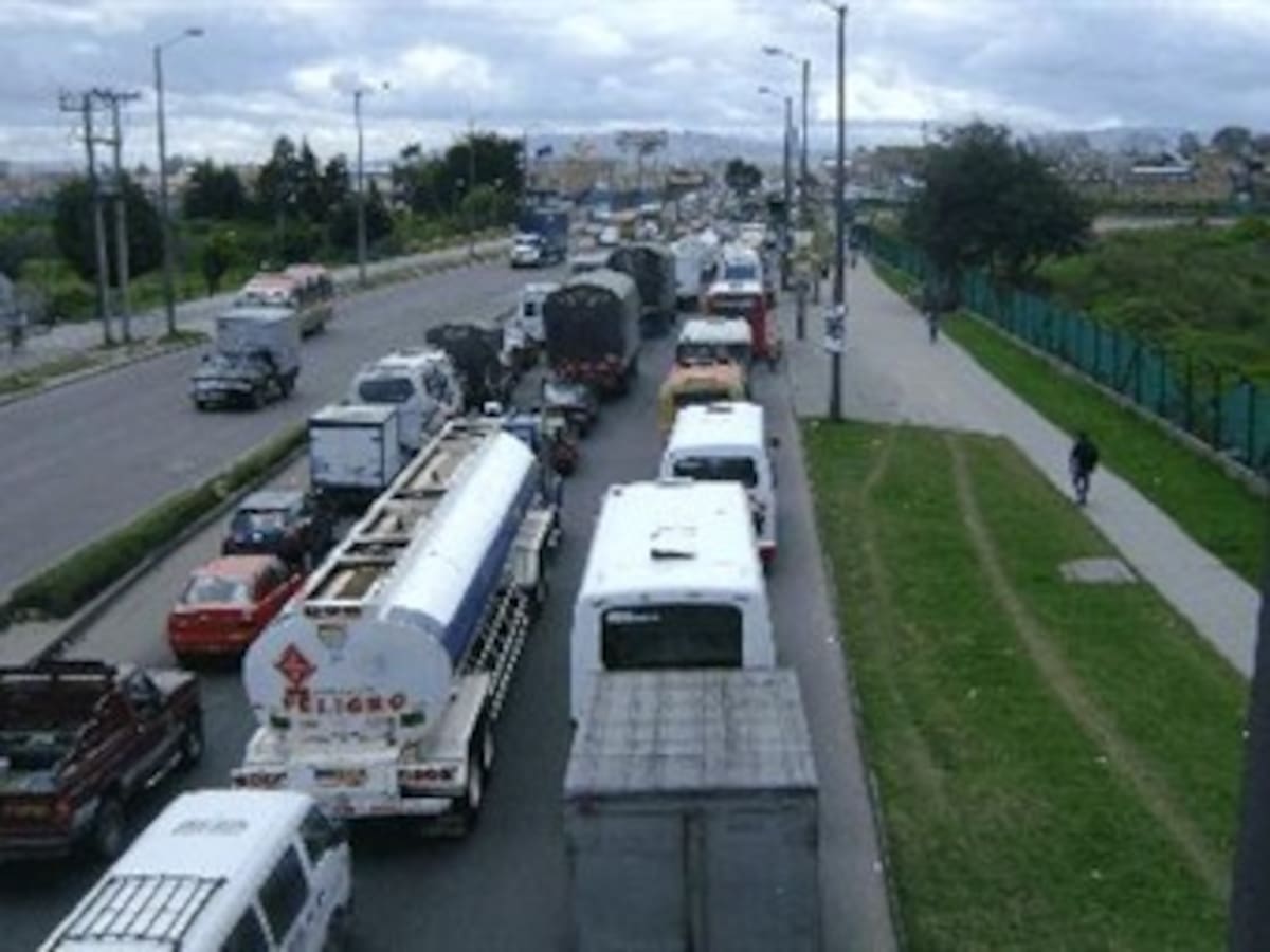 El incendio de un segundo vehículo genera trancon en la vía Villavicencio - Bogotá