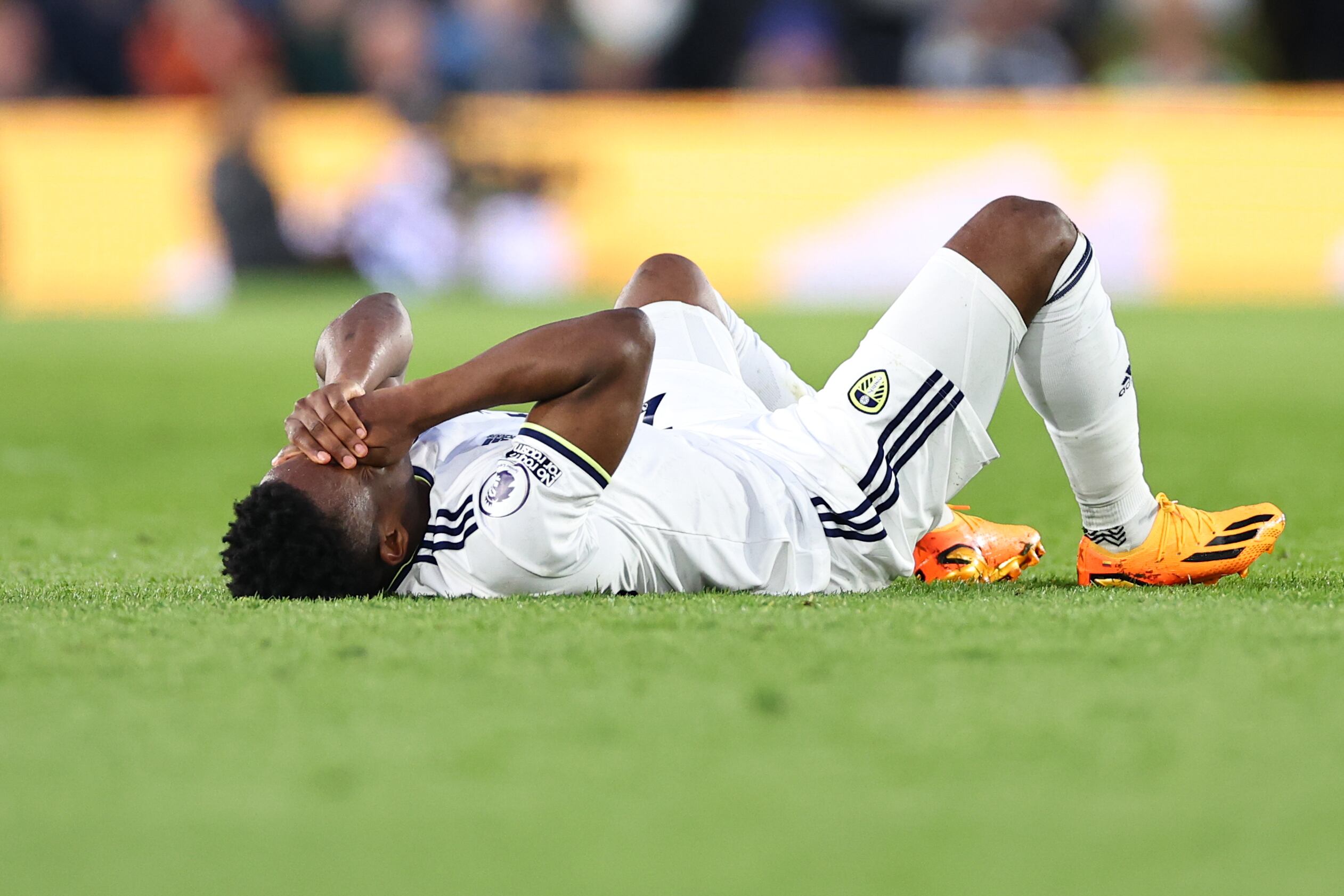 Luis Sinisterra se lamenta tras la lesión sufrida ante el Leicester City. (Photo by Robbie Jay Barratt - AMA/Getty Images)