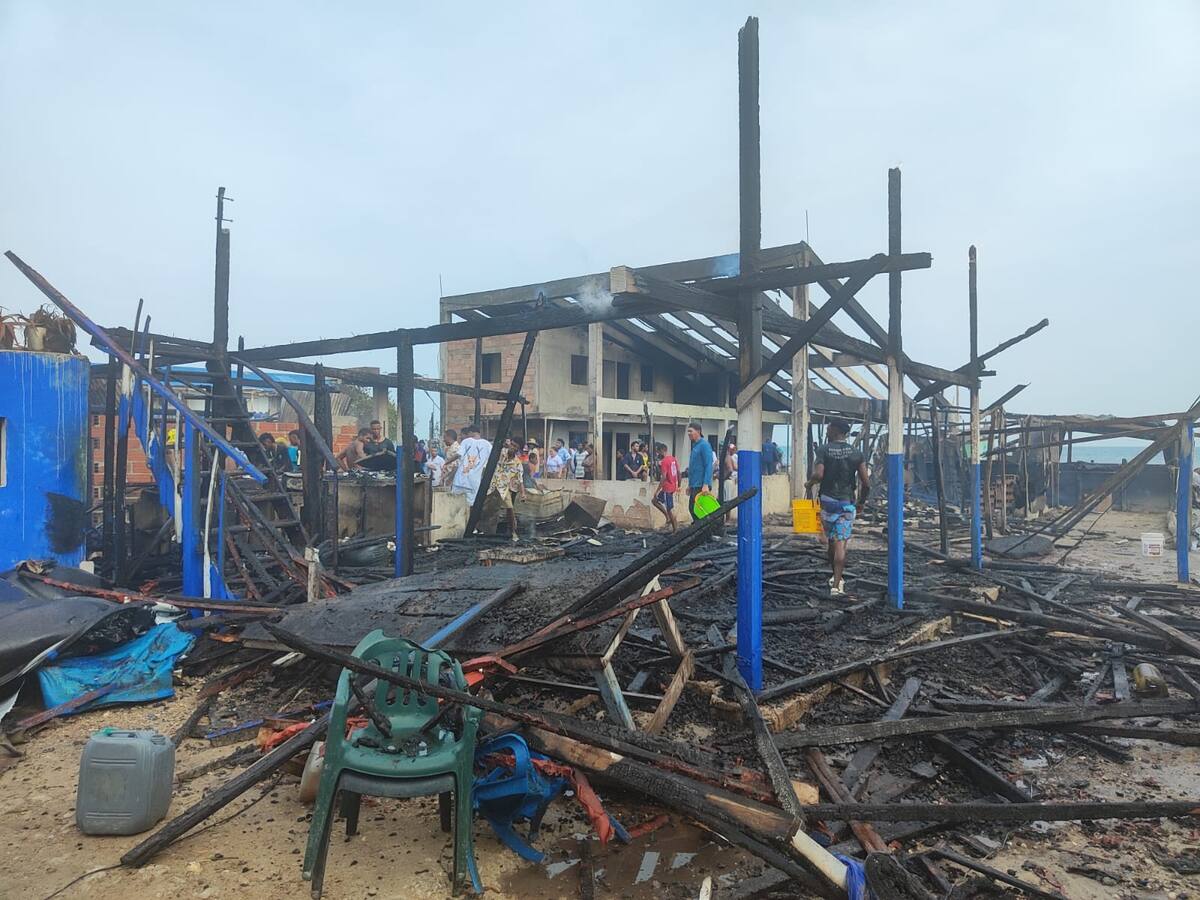 Incendio arrasó con 15 viviendas en Isla Múcura, zona insular de Cartagena: hay millonarias pérdidas