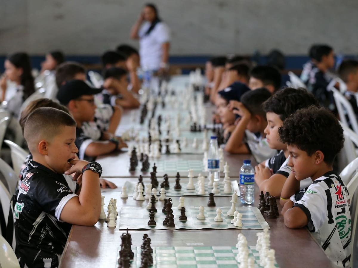 El ajedrez llega a las aulas de Medellín como herramienta de convivencia y aprendizaje