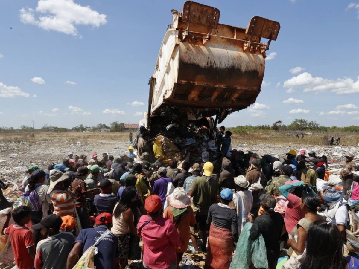 Impactantes imágenes: Indígenas colombianos escarban en basura para comer