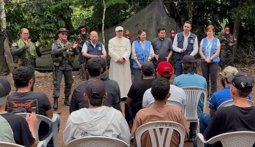 A una comisión humanitaria fueron entregadas 13 personas que permanecían en poder del ELN en la región del Catatumbo. / Foto: Cortesía.