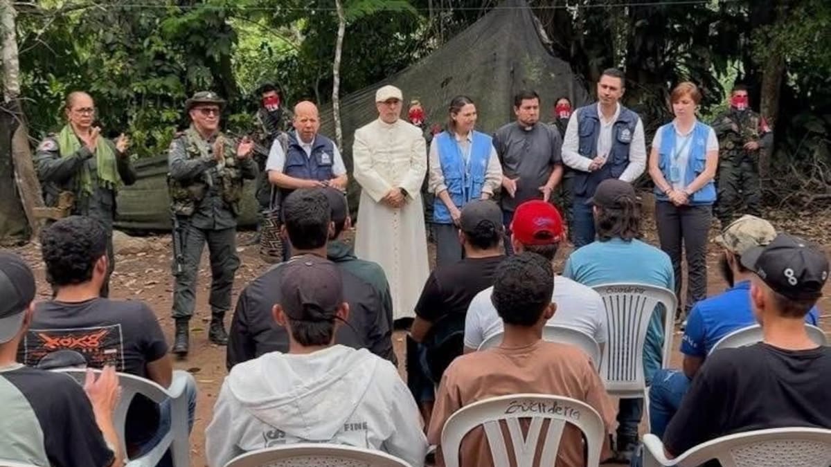 A una comisión humanitaria fueron entregadas 13 personas que permanecían en poder del ELN