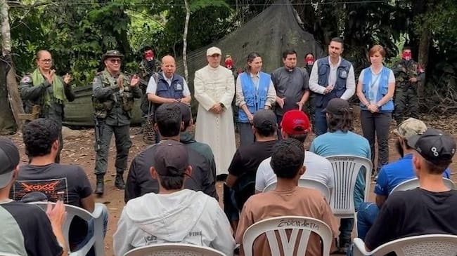 A una comisión humanitaria fueron entregadas 13 personas que permanecían en poder del ELN en la región del Catatumbo. / Foto: Cortesía.