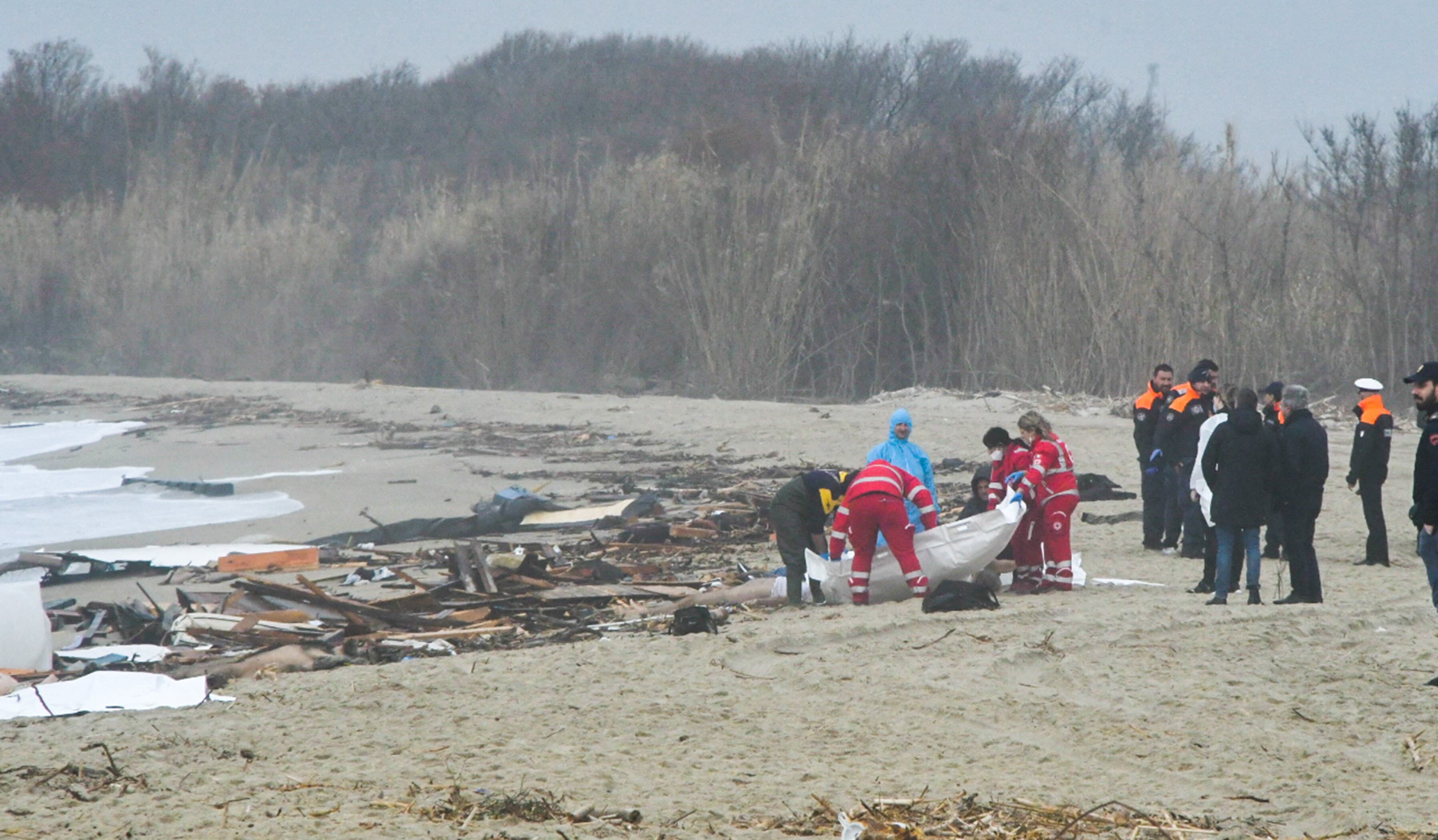 Autoridades italianas atienden el naufragio de un barco improvisado que transportaba 120 personas en Calabria, en el sur del país. 

(Foto: STRINGER/ANSA/AFP via Getty Images)