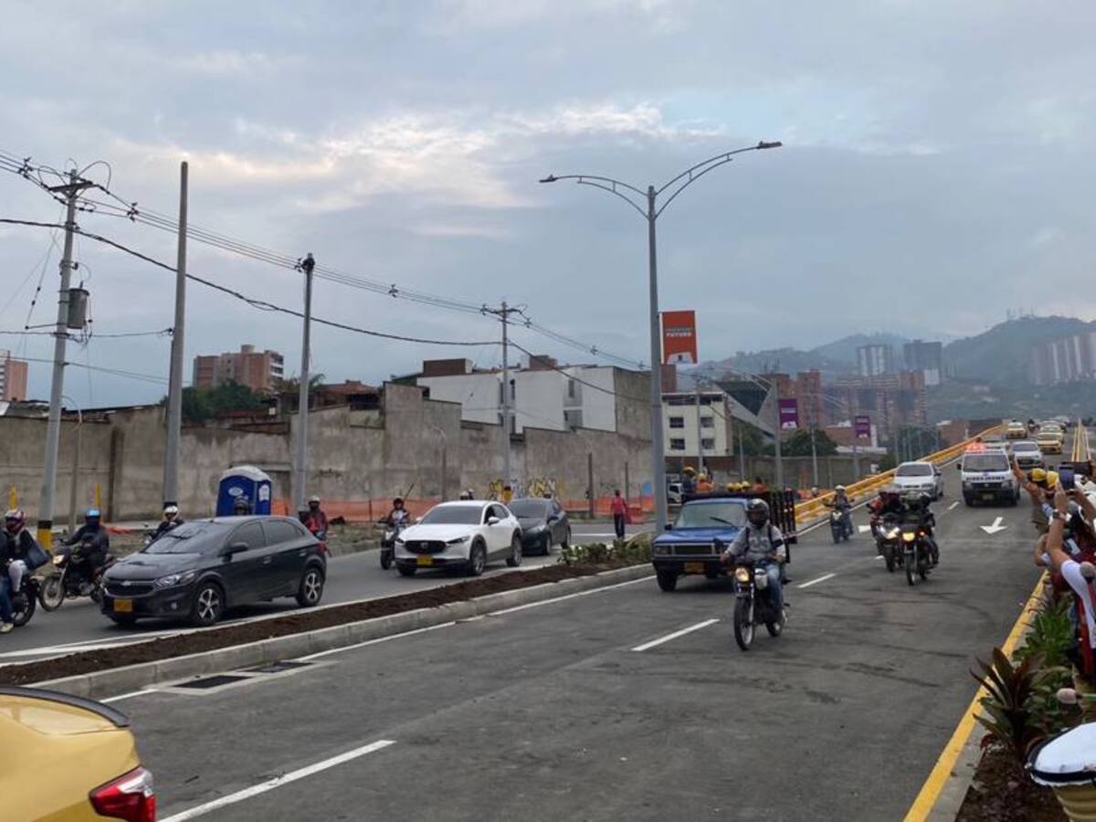 Pasaron los primeros carros por el intercambio de la 80 con Colombia