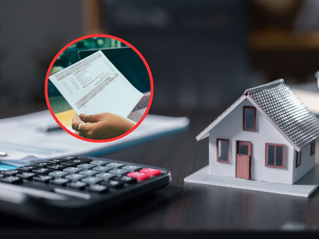 Imagen alusiva a las responsabilidades financieras de una vivienda, con una calculadora y una casa en tamaño pequeño, de fondo se ve una persona con un recibo de pago en la mano (Fotos vía Getty Images)