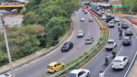 Alto flujo vehicular en la vía Girardot-Bogotá este domingo 5 de abril: hay tráfico lento
