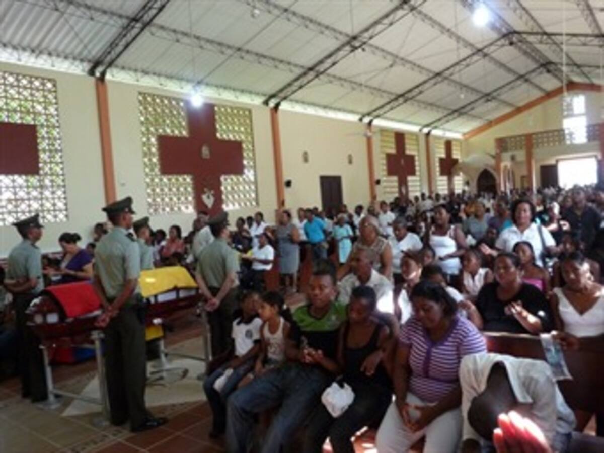 Falsa alarma generó caos durante sepelio de víctimas de atentado en Tumaco