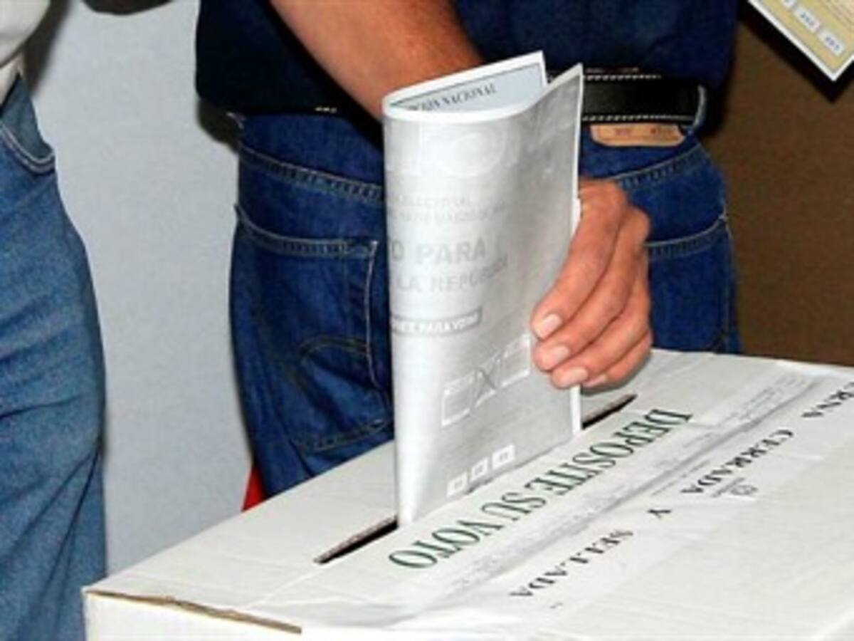 Procuraduría pide a Registrador autorizar foto de Uribe en el tarjetón