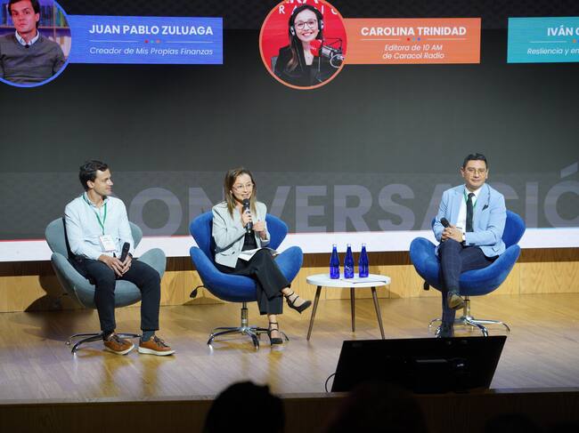Durante el panel "Lecciones de construir desde...", se destacó la importancia de las finanzas personales para el sector emprendedor. | Foto: Caracol Radio
