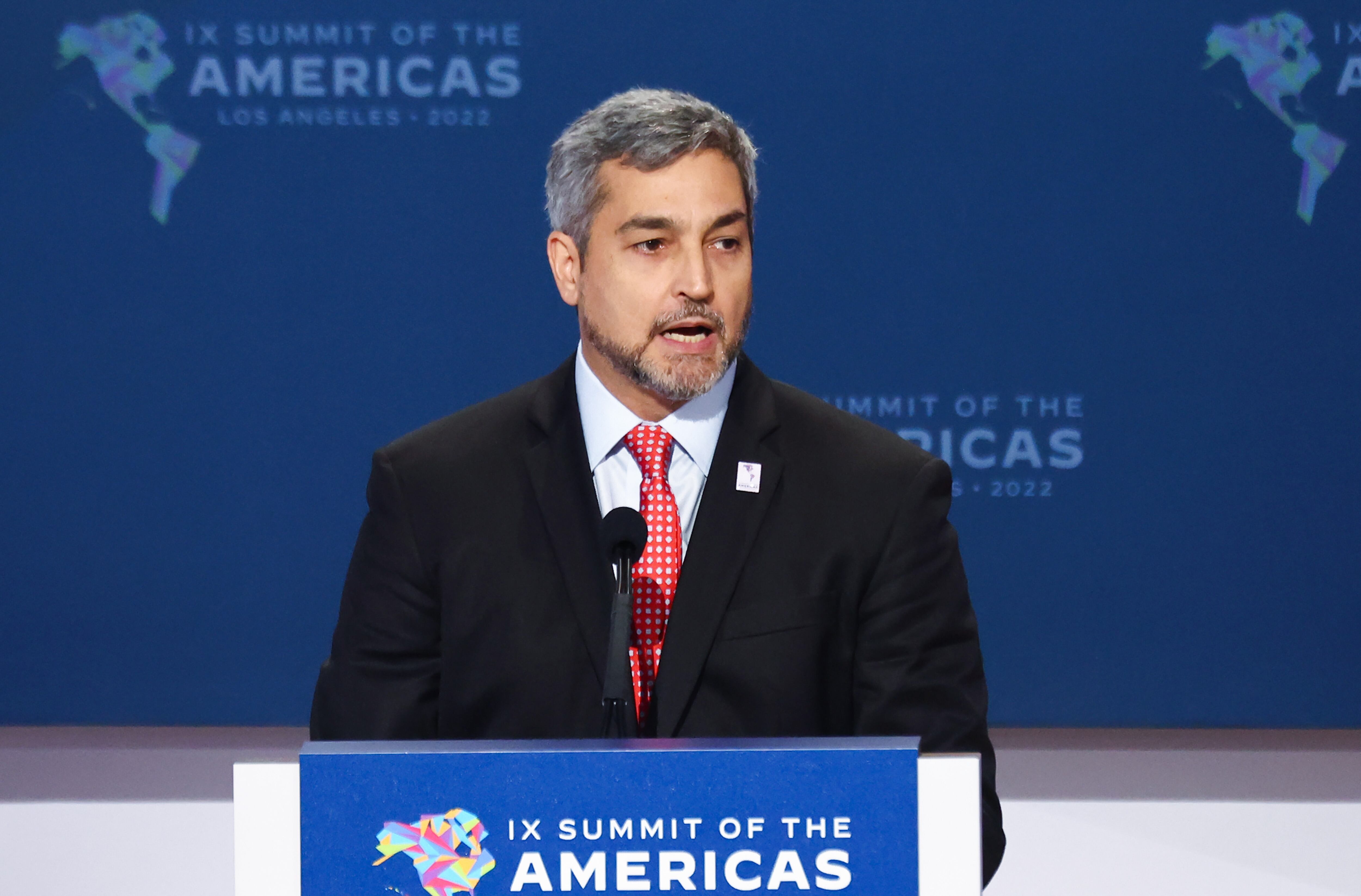 El presidente de Paraguay, Mario Abdo Benítez, habla durante la sesión plenaria de apertura de la IX Cumbre de las Américas en el Centro de Convenciones de Los Ángeles el 9 de junio de 2022 en Los Ángeles, California. (Photo by Mario Tama/Getty Images)