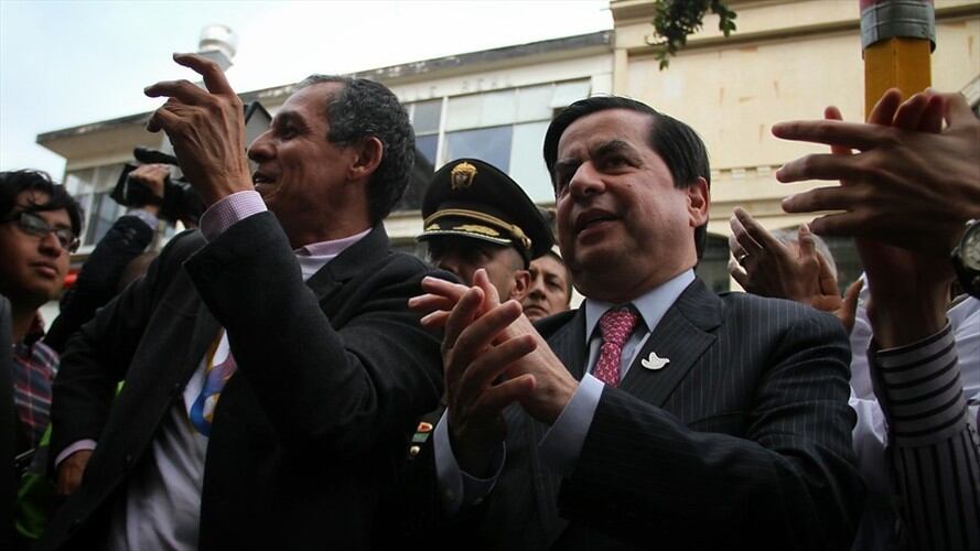 arios ministros y equipo del gobierno se reunieron en frente del Palacio de Justicia para aplaudir en apoyo al plebiscito por la paz. En la foto, el ministro Juan Fernando Cristo. Foto: Colprensa