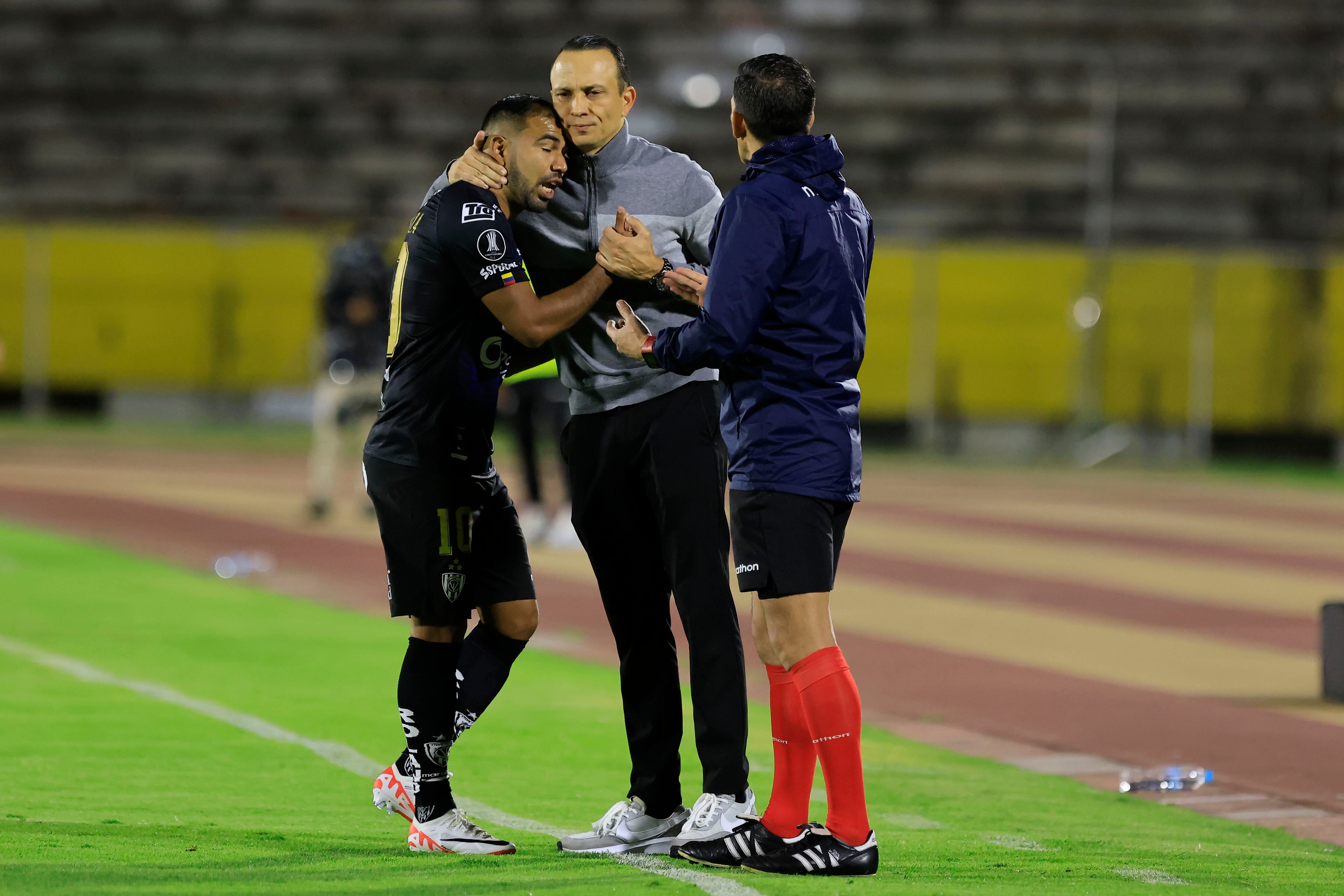 Alejandro Restrepo y Junior Sornoza, los protagonistas del pleito. (Photo by Franklin Jacome/Getty Images)