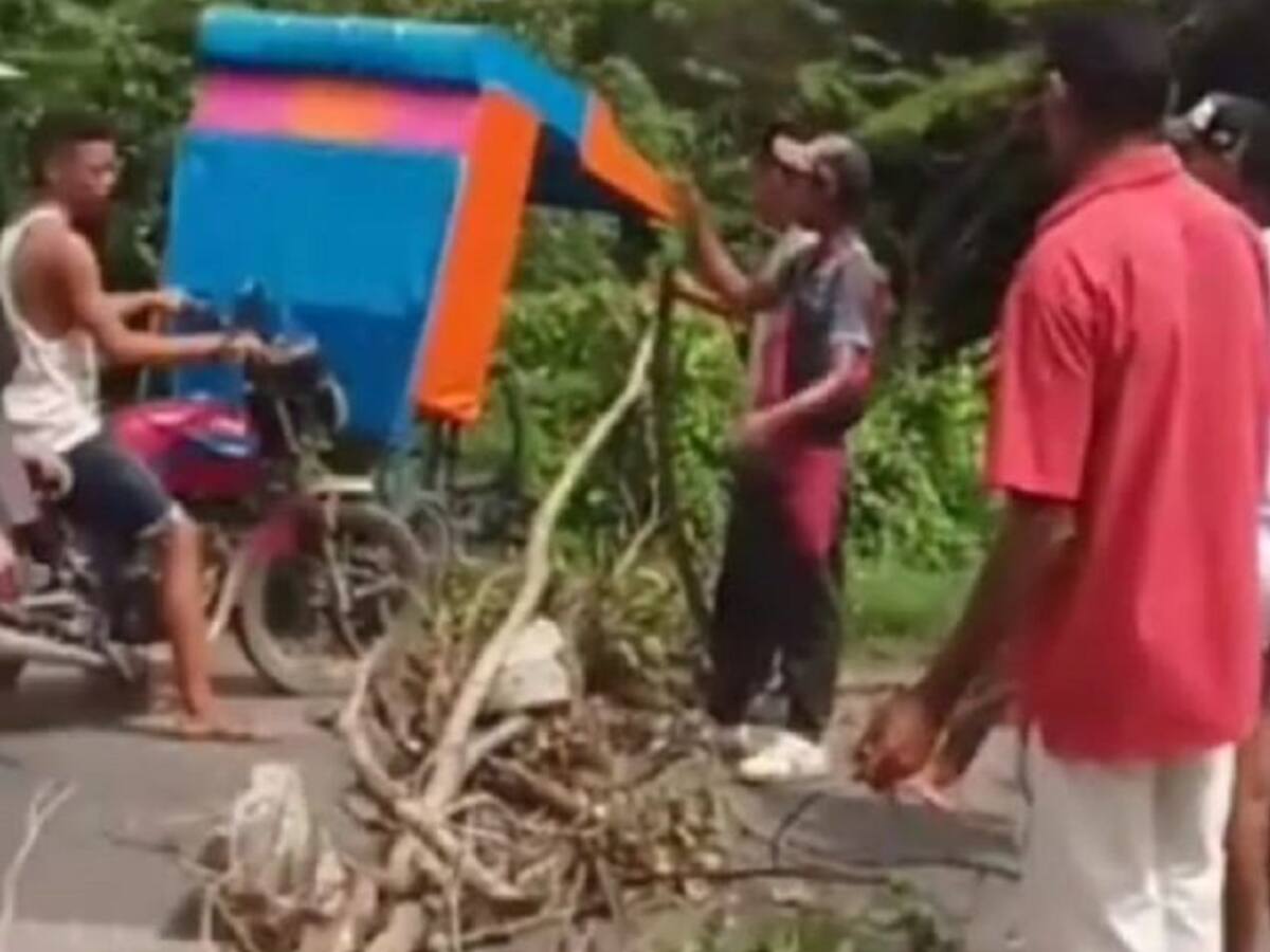 Bloquean vía del sur del Atlántico por rebosamiento de aguas residuales