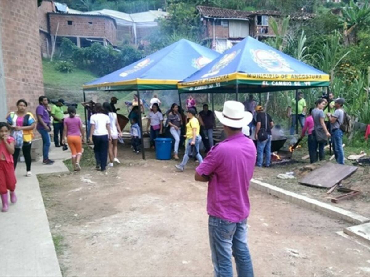 Combates entre bandas criminales y ELN, causan desplazamiento en Antioquia