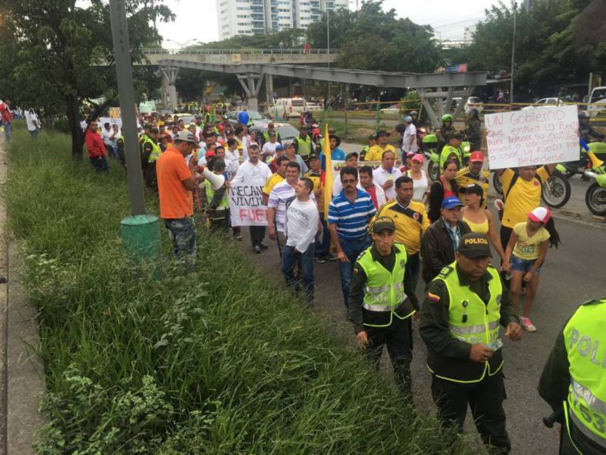 Camioneros, taxistas y volqueteros marchan en Bucaramanga