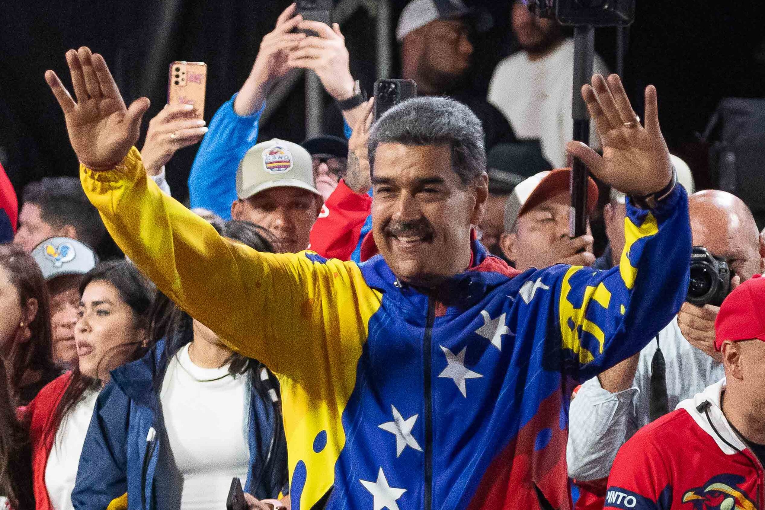 El presidente de Venezuela, Nicolás Maduro, celebra tras conocer los resultados de las elecciones presidenciales este lunes, en Caracas (Venezuela). Foto: EFE.