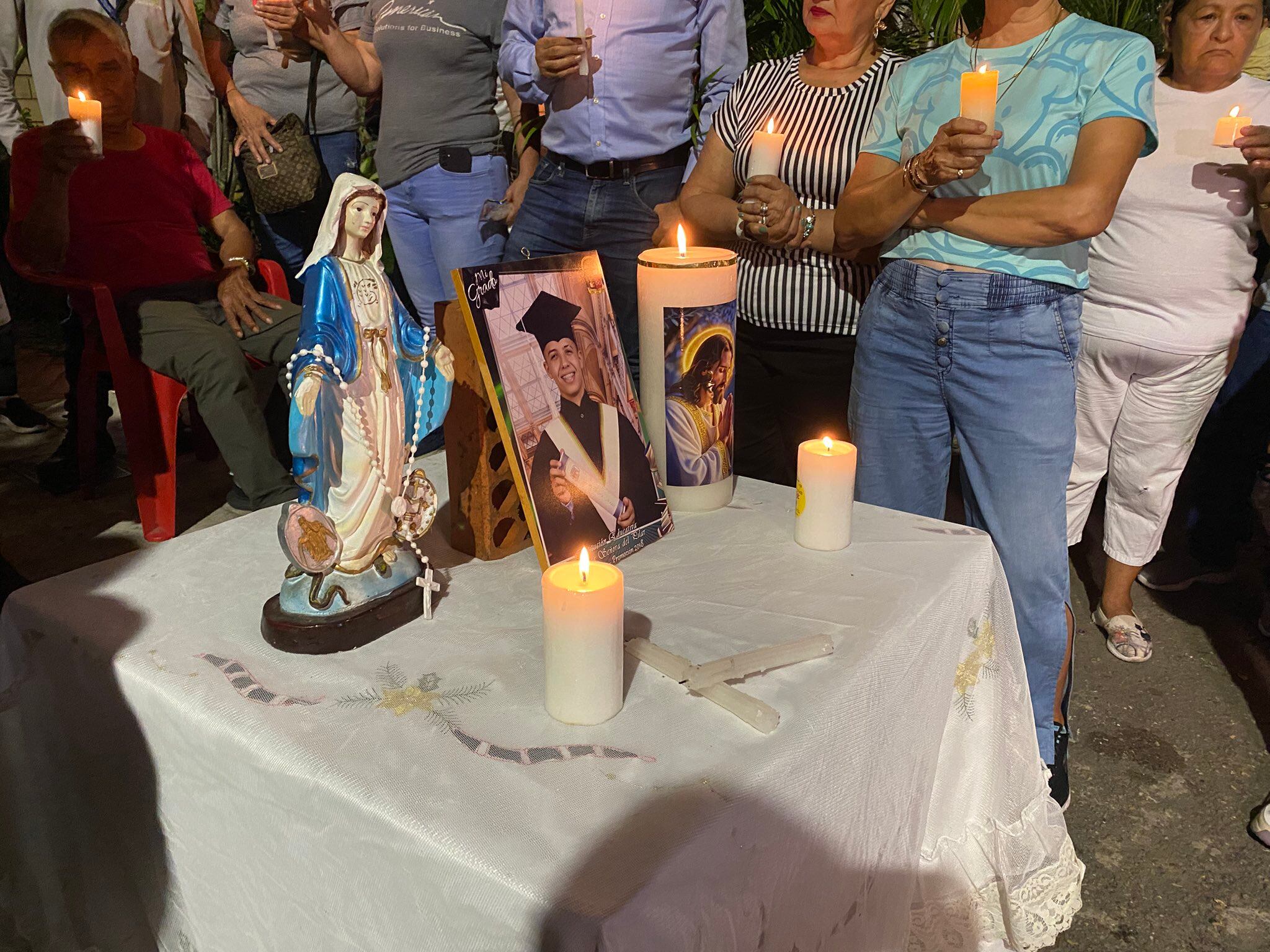 Velatón en Bucaramanga por Johan Sebastián Durán Guerrero tras su muerte en Estados Unidos. Foto: Caracol Radio.