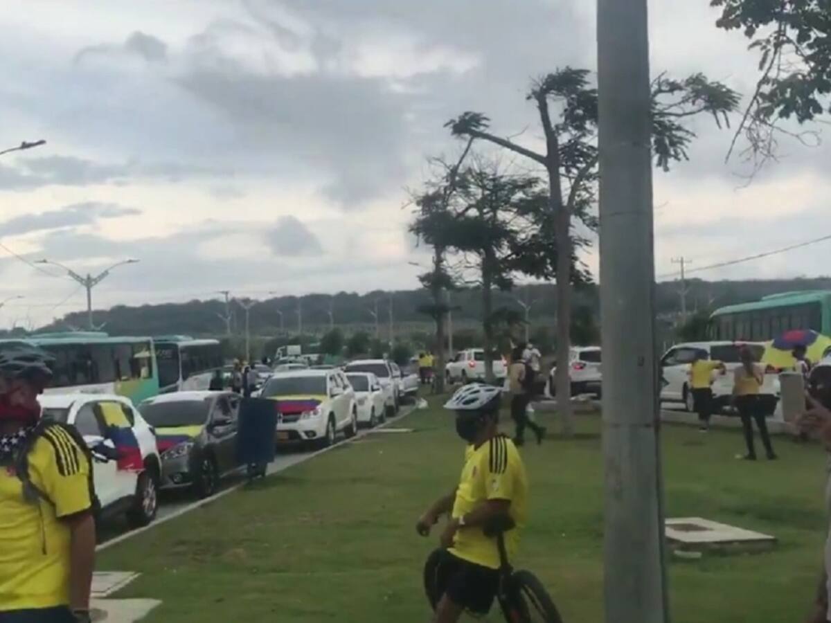 Simpatizantes del senador Uribe realizan caravana en Barranquilla