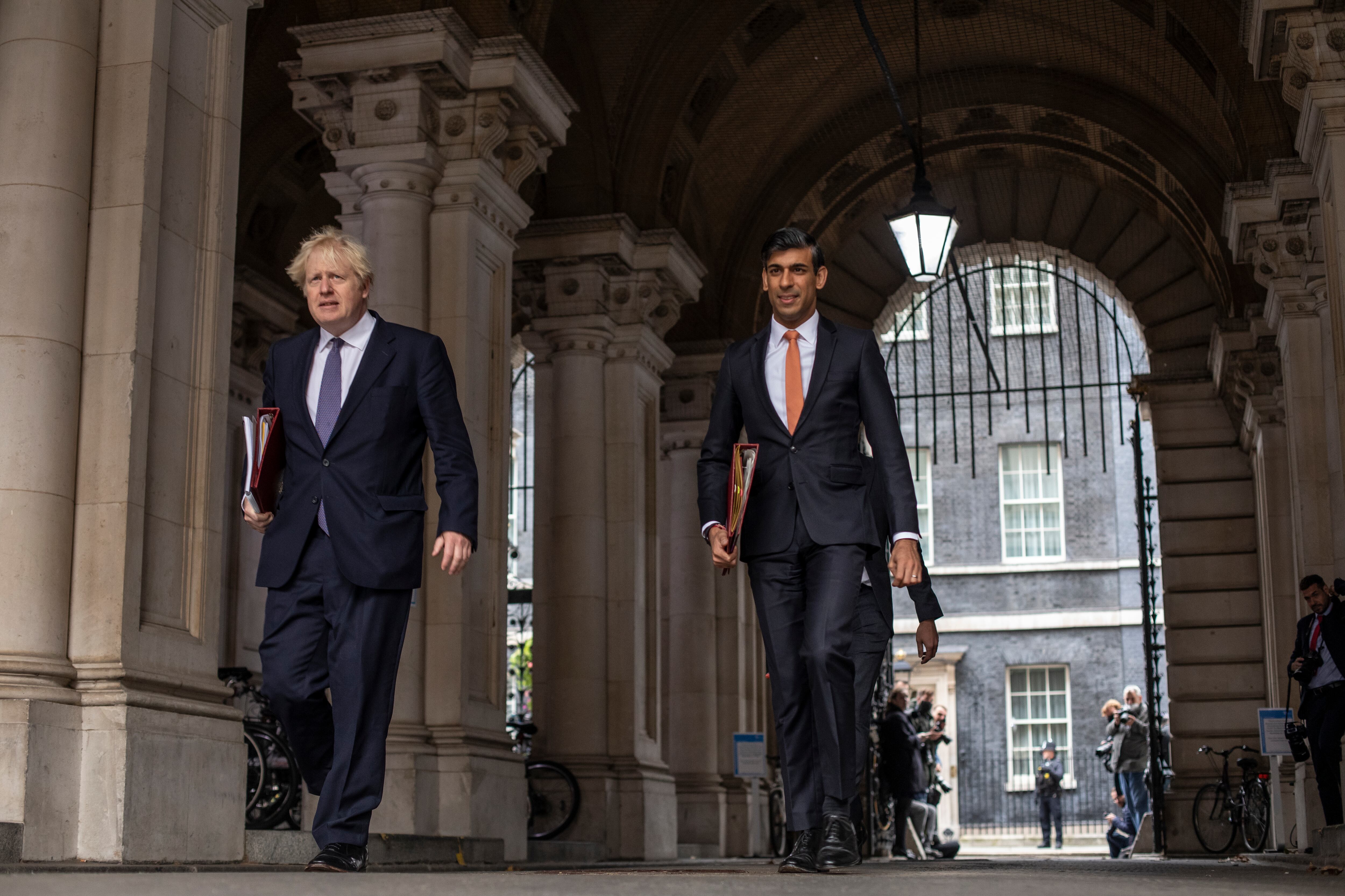 El exprimer ministro británico, Boris Johnson (izq) y el exministro de Economía, Rishi Sunak (der).