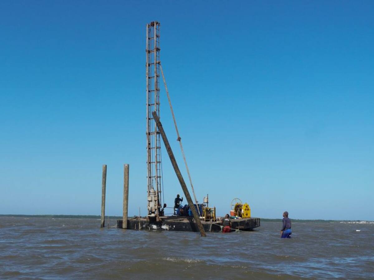 Avanza la instalación de pilotes en la ciénaga de Mallorquín