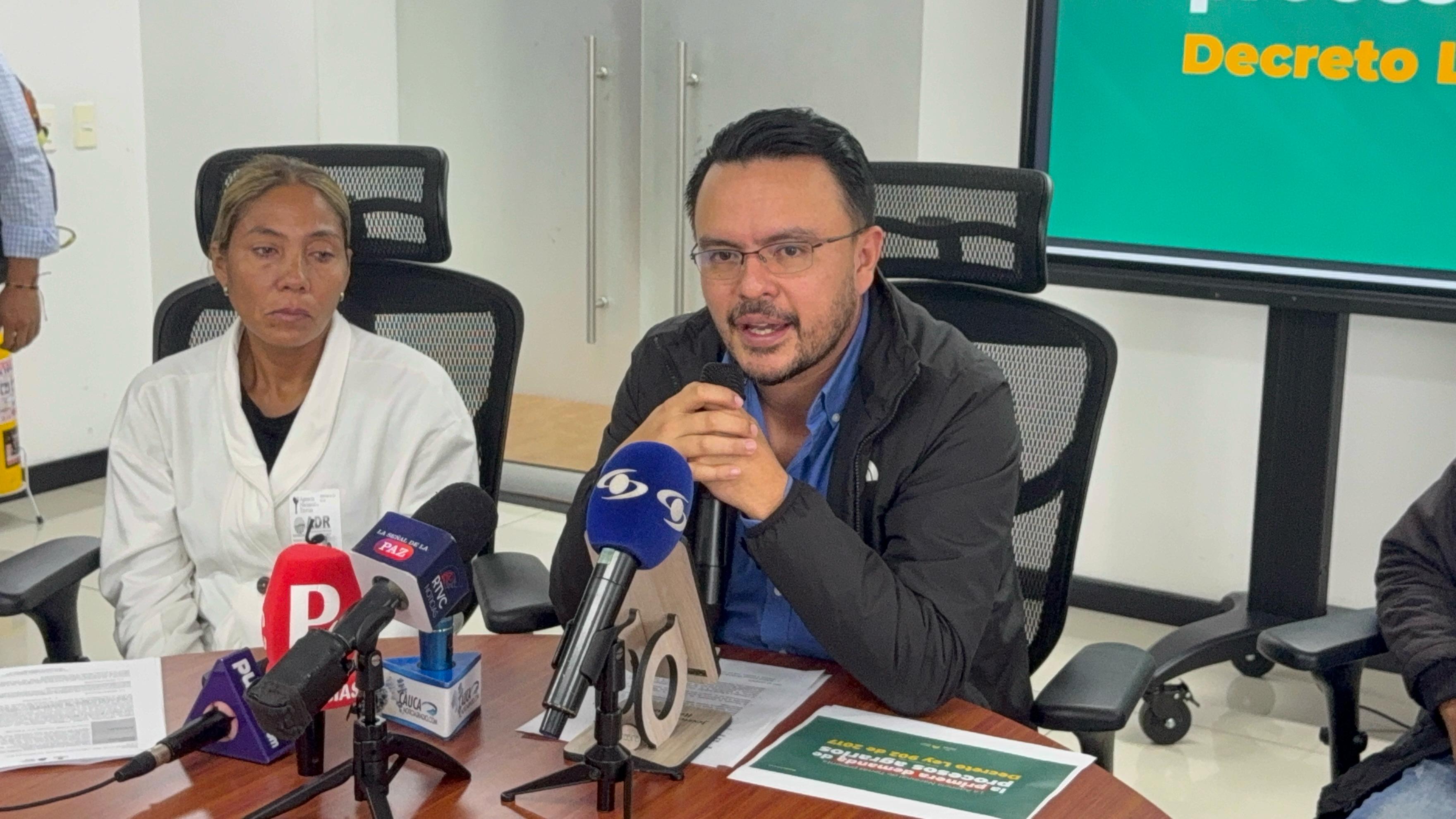 Felipe Harman Director General de la Agencia Nacional de Tierras, en compañía de los campesinos de la Ciénaga de Don Antonio o Cholén, del municipio de San Benito Abad, Sucre.