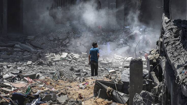 Al-Bureij (Gaza), 18/06/2024.- Un niño palestino observa los daños causados ​​por un ataque aéreo israelí contra el campo de refugiados de al-Bureij, en el sur de la Franja de Gaza, este martes.-EFE/ Mohammed Saber