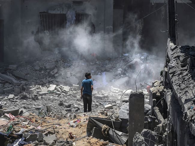 Al-Bureij (Gaza), 18/06/2024.- Un niño palestino observa los daños causados ??por un ataque aéreo israelí contra el campo de refugiados de al-Bureij, en el sur de la Franja de Gaza, este martes.-EFE/ Mohammed Saber
