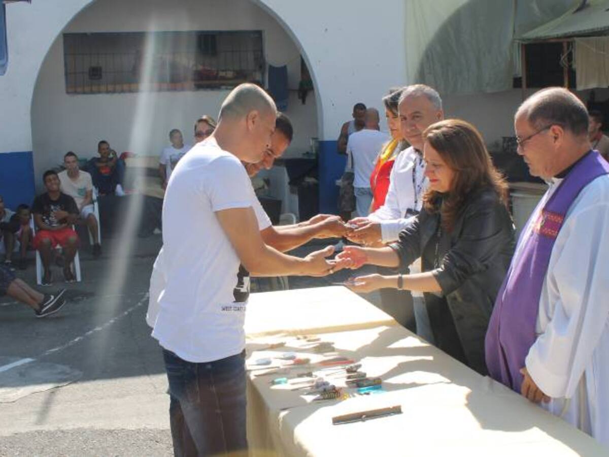 Los internos de la cárcel La 40 se entregaron sus armas