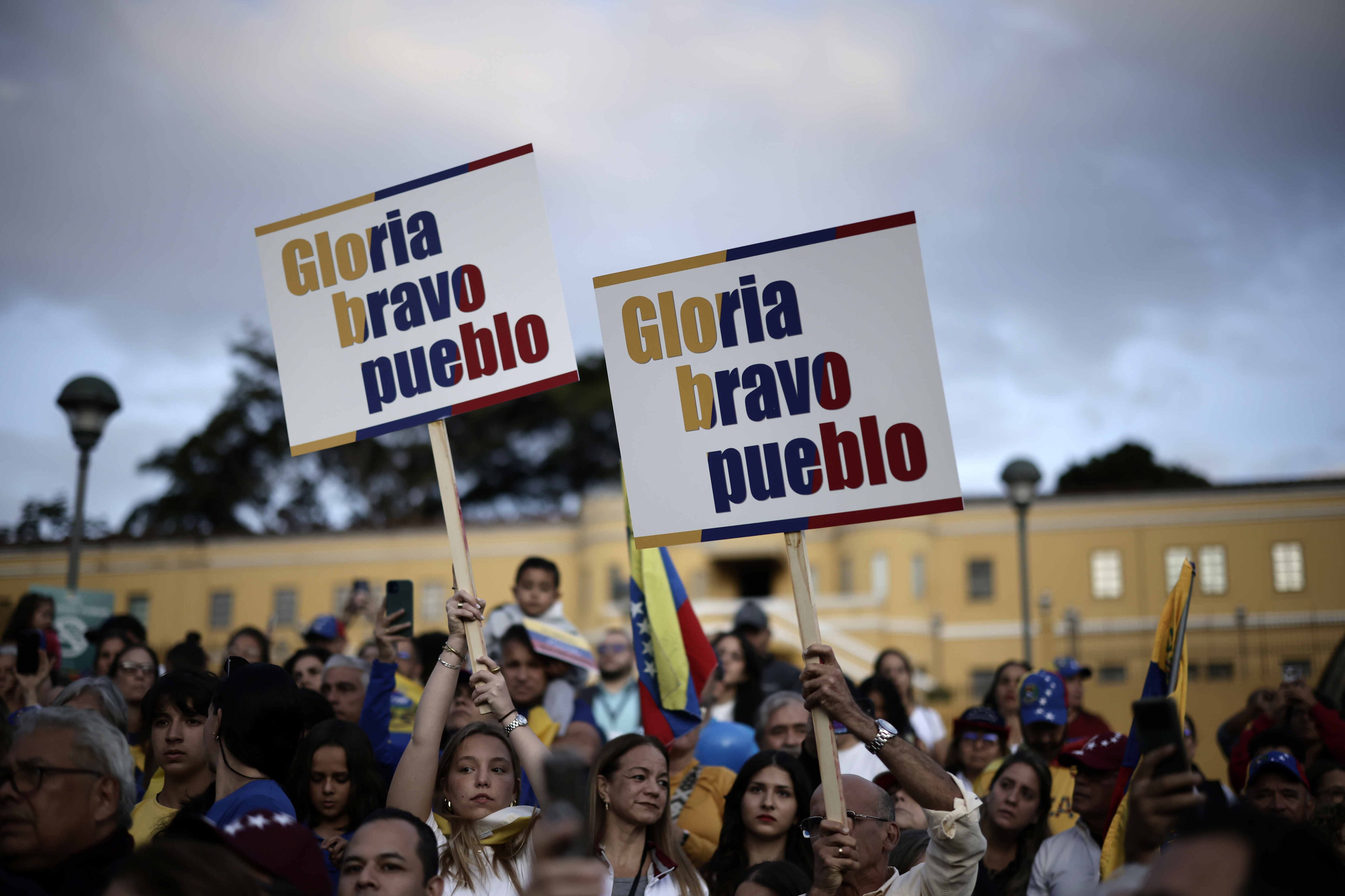Venezolanos participan en una manifestación este jueves, en San José (Costa Rica). EFE/ Jeffrey Arguedas