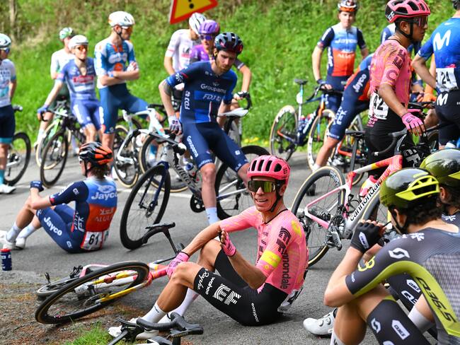 Masiva caída en la cuarta etapa de la Vuelta al País Vasco. (Photo by Tim de Waele/Getty Images)