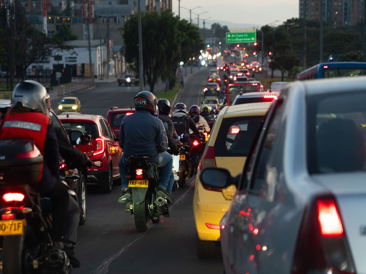 Valor infracción C14 en Colombia 2026, por ingresar a carriles exclusivos: ¿Da inmovilización?