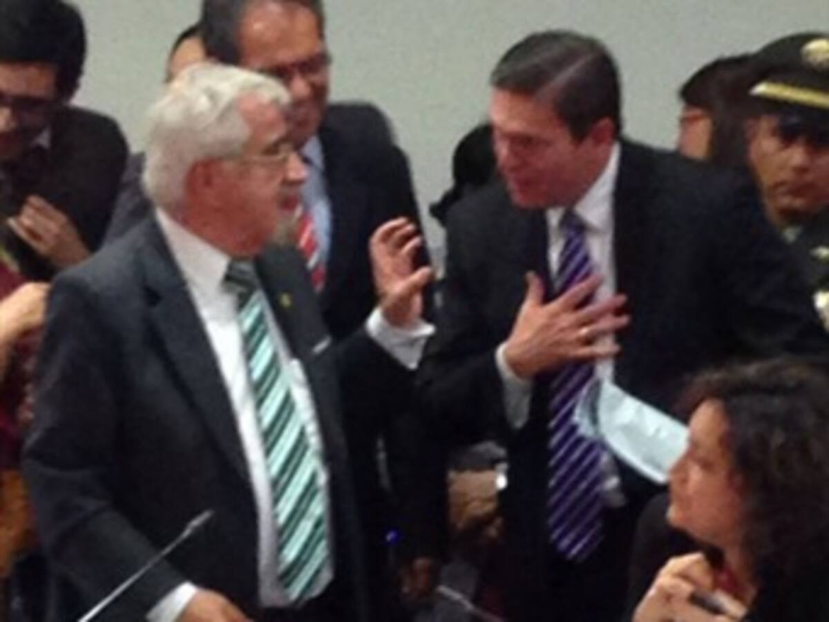 Agarrón de Cabal y Navas contra el Mindefensa en debate sobre paz