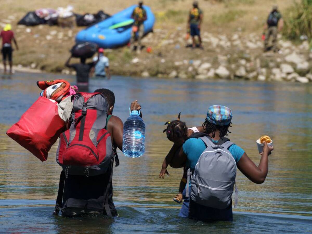 Gobierno Biden: fueron evacuados más de 15.000 inmigrantes en frontera sur