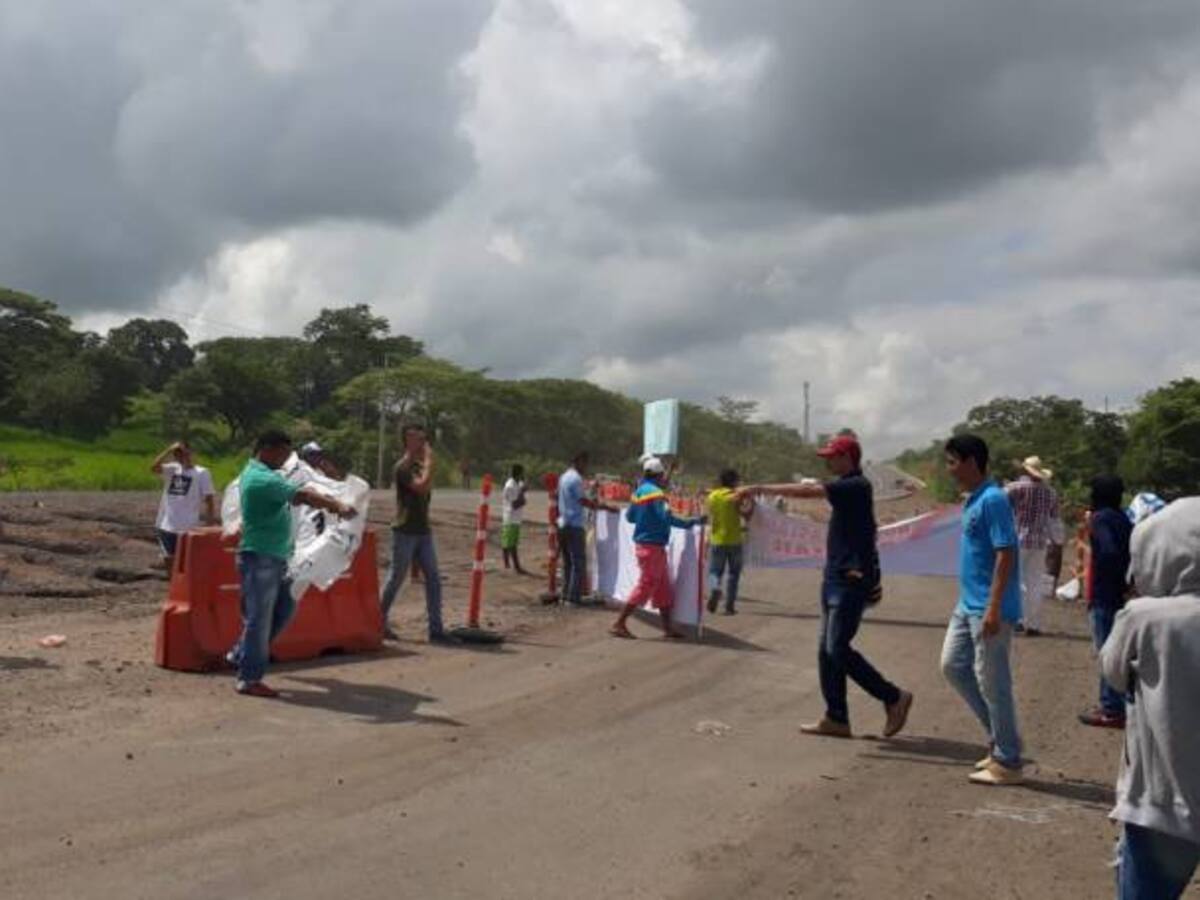 Bloquean vía del municipio de Moñitos - San Bernardo del Viento