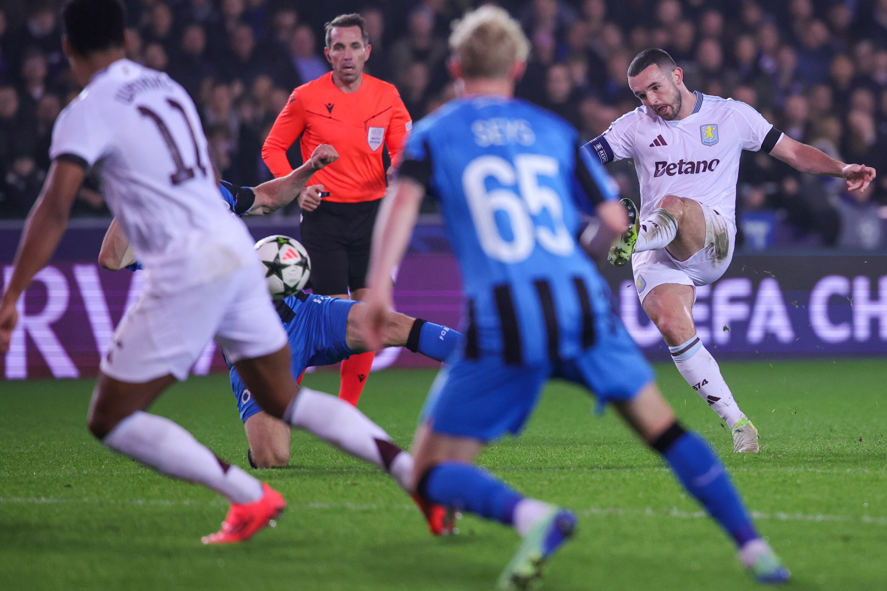 Bruges (Belgium), 06/11/2024.- John McGinn (R) of Aston Villa takes a shot at goal during the UEFA Champions League League match between Club Brugge KV and Aston Villa, in Bruges, Belgium, 06 November 2024. (Liga de Campeones, Bélgica, Brujas) EFE/EPA/OLIVIER MATTHYS