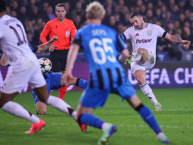 Bruges (Belgium), 06/11/2024.- John McGinn (R) of Aston Villa takes a shot at goal during the UEFA Champions League League match between Club Brugge KV and Aston Villa, in Bruges, Belgium, 06 November 2024. (Liga de Campeones, Bélgica, Brujas) EFE/EPA/OLIVIER MATTHYS