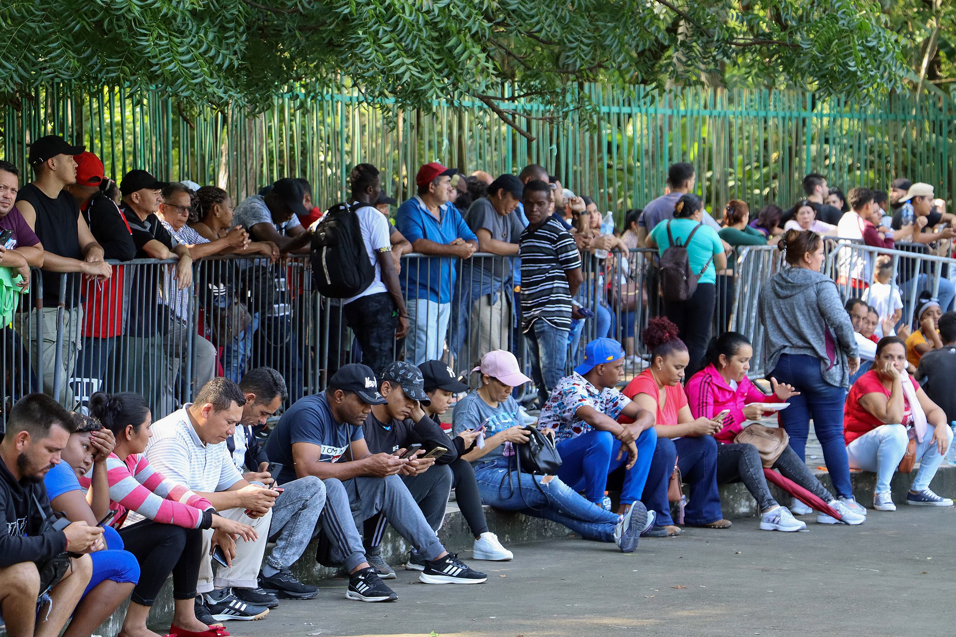 MEX4893. TAPACHULA (MÉXICO), 11/11/2024.- Migrantes hacen fila en estaciones migratorias este lunes, en el municipio de Tapachula en el estado de Chiapas (México).