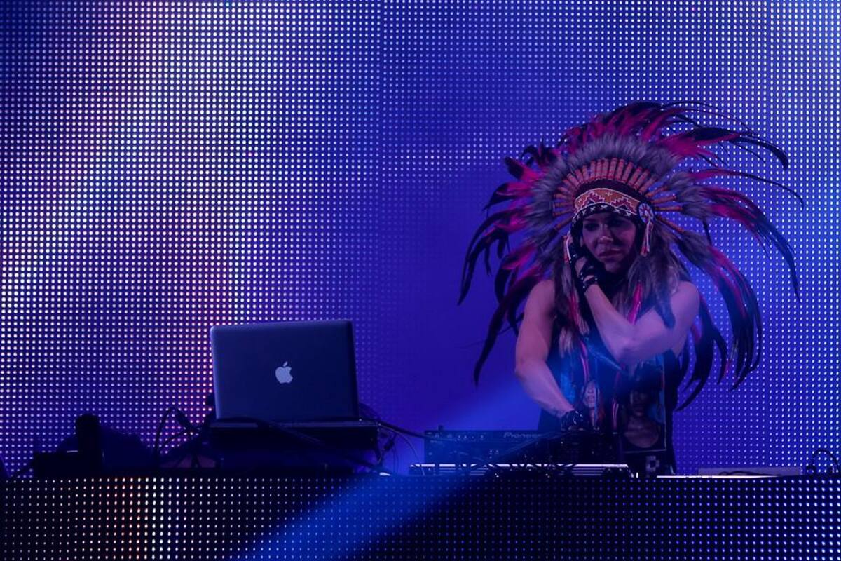 Natalia París fue la encargada de comenzar la fiesta en el Castillo Marroquín donde se presentó también Paris Hilton.