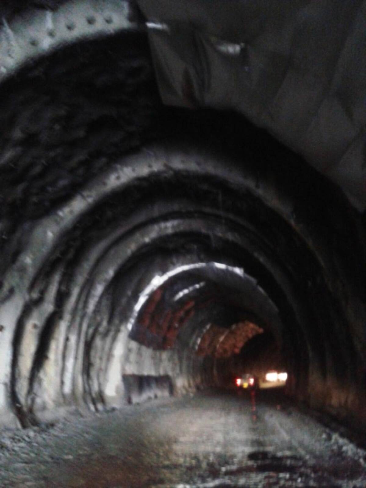 Aspecto interior del túnel en construcción.