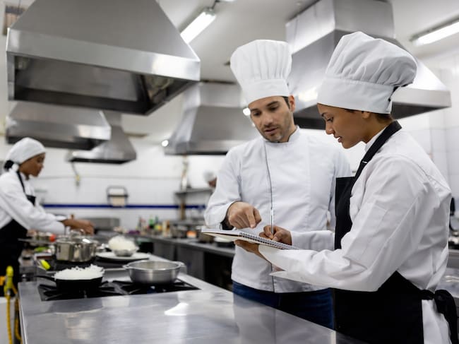 Conozca dónde estudiar la carrera de gastronomía. Foto: Getty Images.