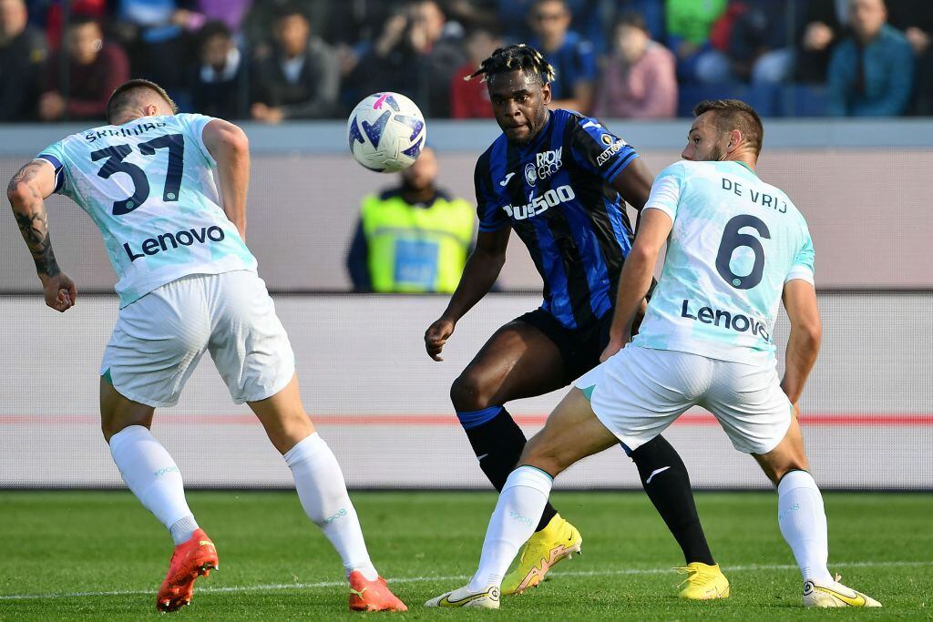 Duván Zapata y los defensores del Inter Stefan de Vrij y Milan Skriniar (Photo by Isabella BONOTTO / AFP) (Photo by ISABELLA BONOTTO/AFP via Getty Images)