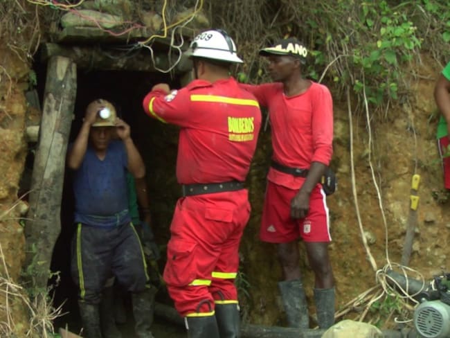 Rescatan cuerpos de mineros muertos en mina ilegal en Santander de Quilichao