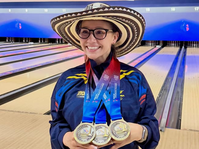 Clara Juliana Guerrero, bolichera quindiana y sus tres medallas de oro ganadas en los Juegos Centro Americanos 2026. Foto: Cortesía Federación Colombiana de Bowling