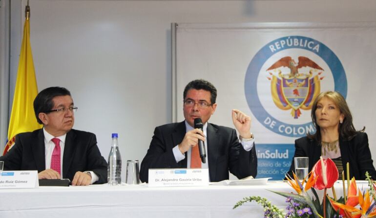 Fernando Ruiz Gomez, viceministro de Salud, Alejandro Gaviria Ministro de Salud y Maria Clemencia Rodriguez de Santos, esposa del Presidente de la República.