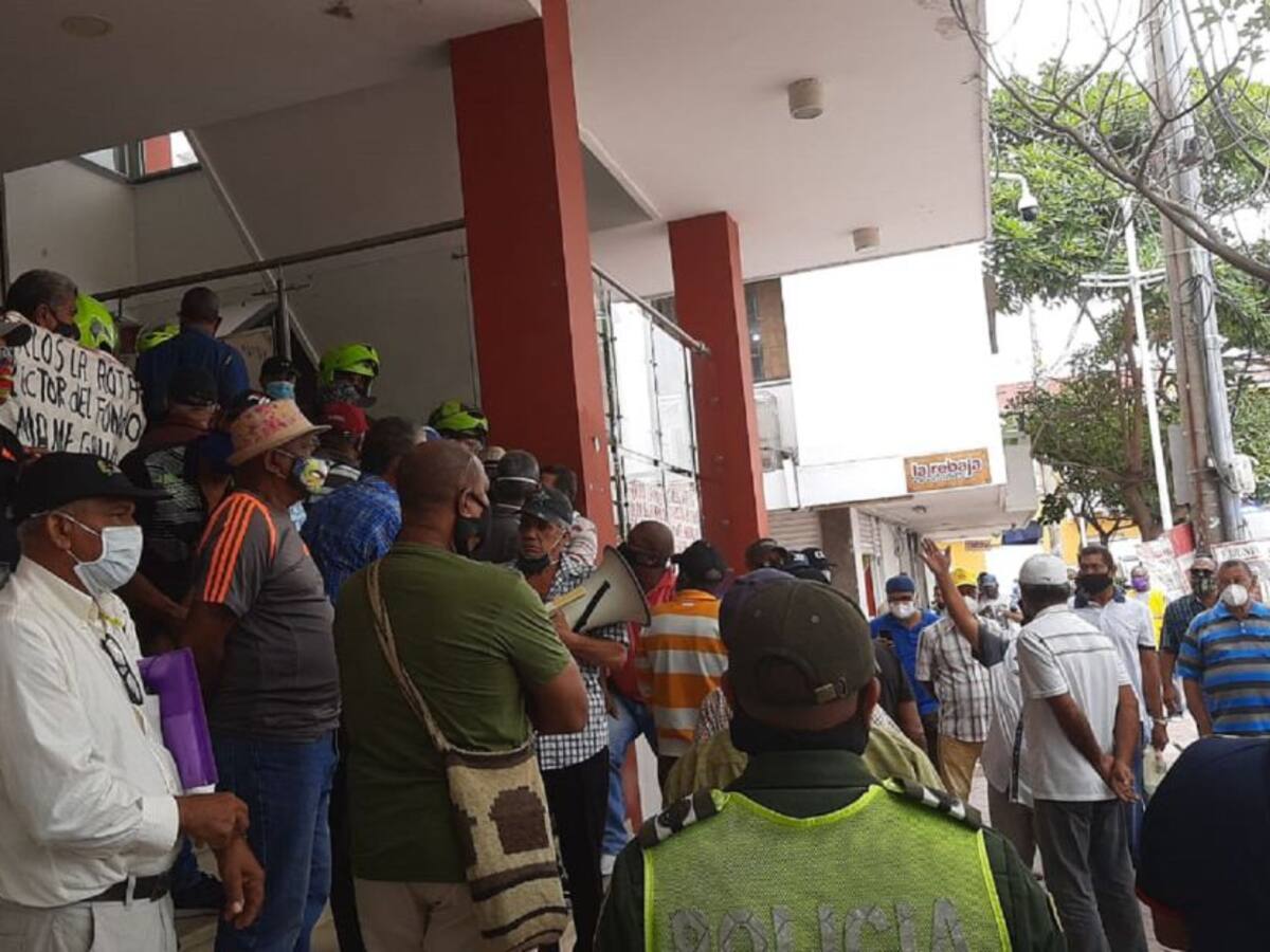 Extrabajadores de las Empresas Públicas en Cartagena reclaman pagos