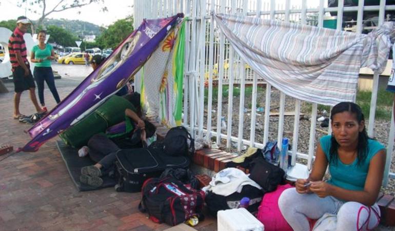 Venezolanos duermen en espacios públicos de Cúcuta.